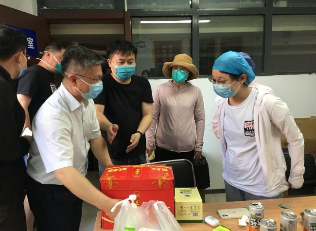 图为中康副主任密忠祥慰问核酸外采队员